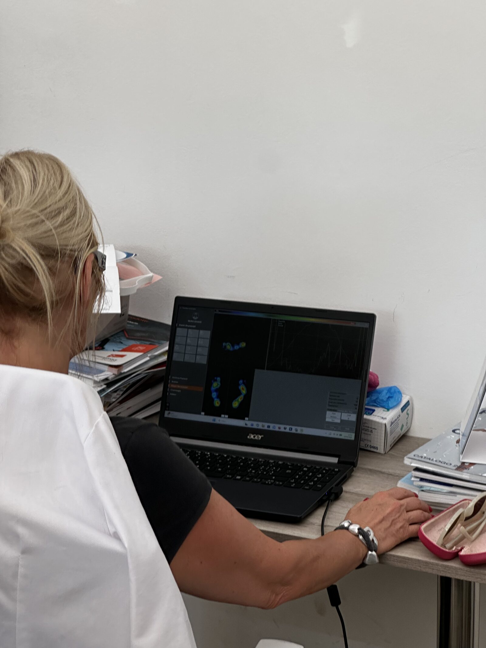 Operatrice dell'Ortopedia Valsangone che analizza al computer le mappe di pressione plantare