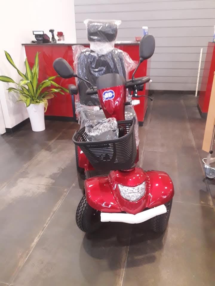 Scooter per la mobilità rosso a quattro ruote con cestino e specchi, disponibile in negozio
