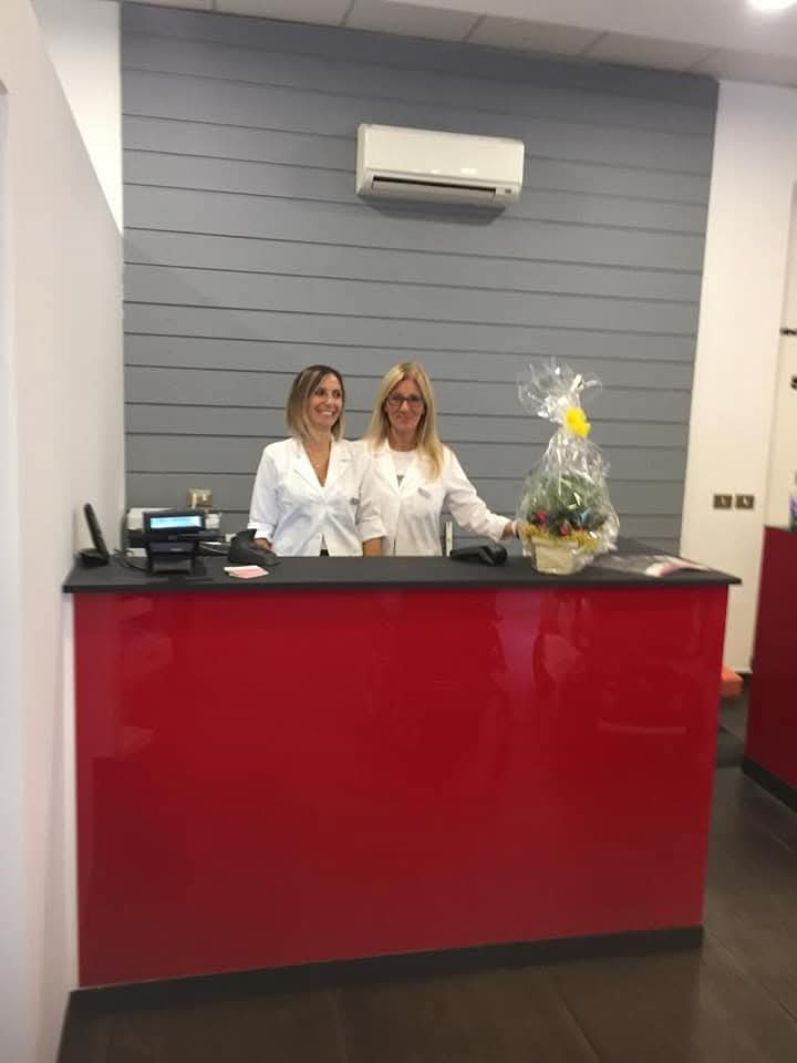 Due collaboratrici dell'Ortopedia Valsangone al banco di accoglienza