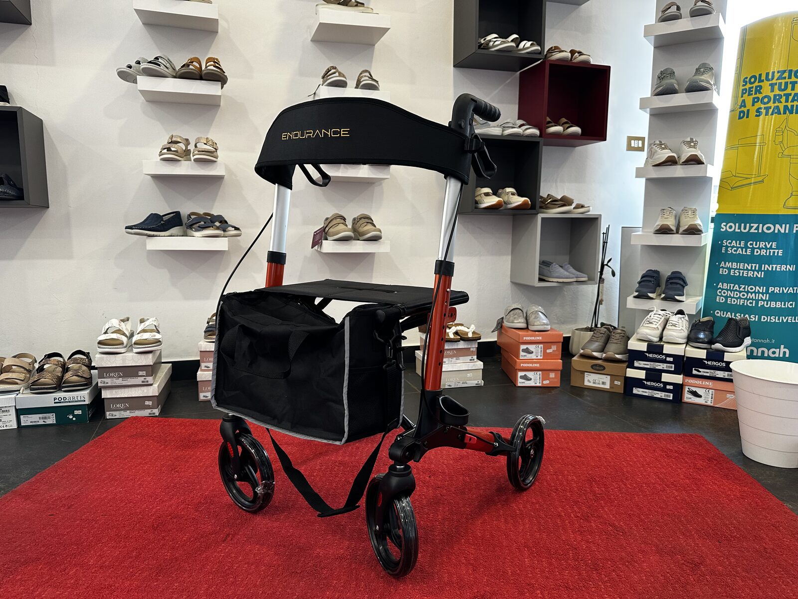 Rollator Endurance esposto in negozio davanti agli scaffali di calzature ortopediche
