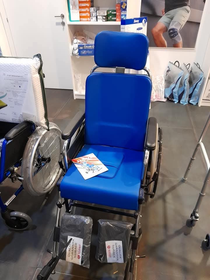 Carrozzina manuale con seduta blu e poggiatesta, in vendita e a noleggio